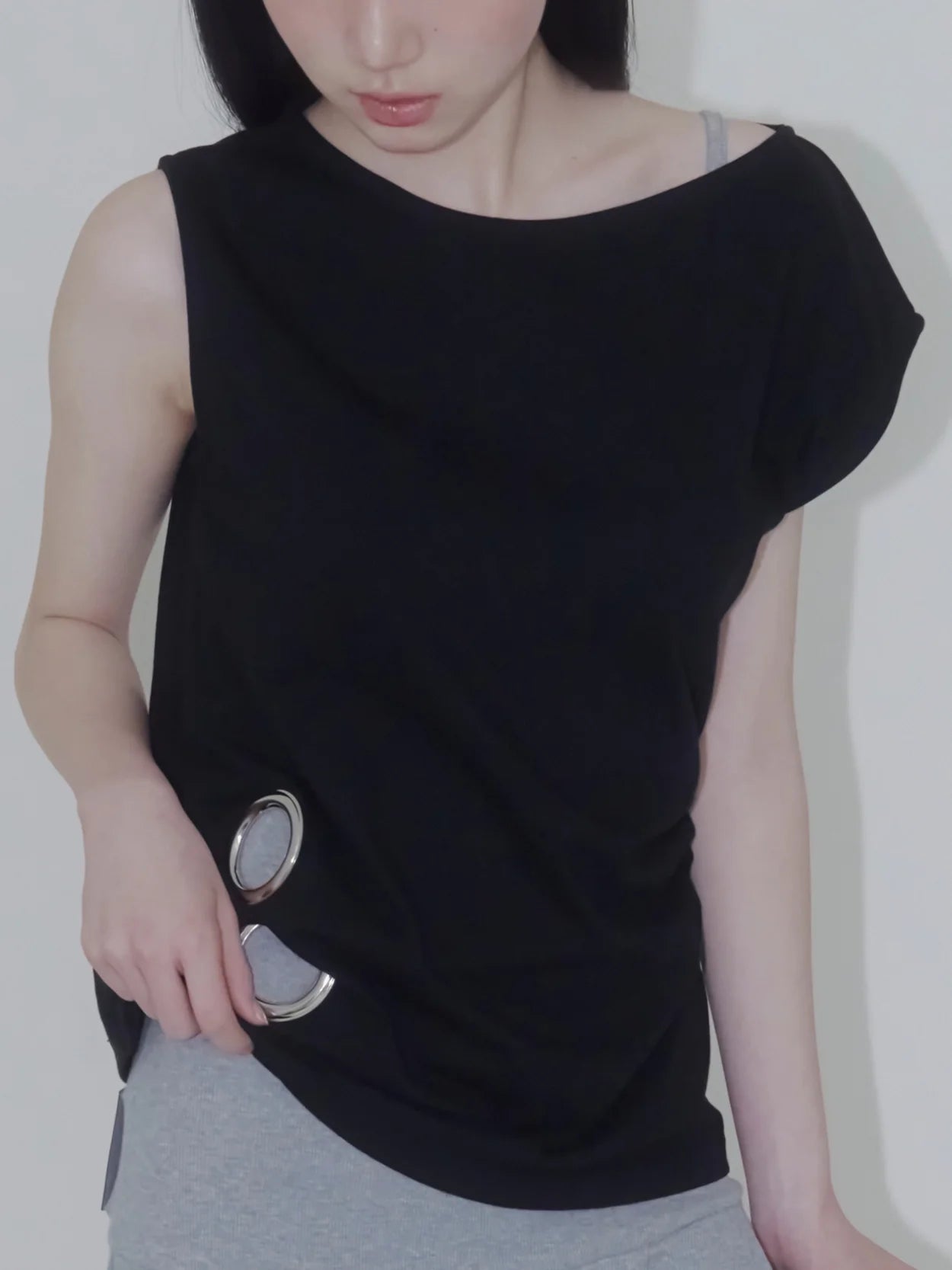 EYELET LOOSE SLEEVELESS (BLACK)