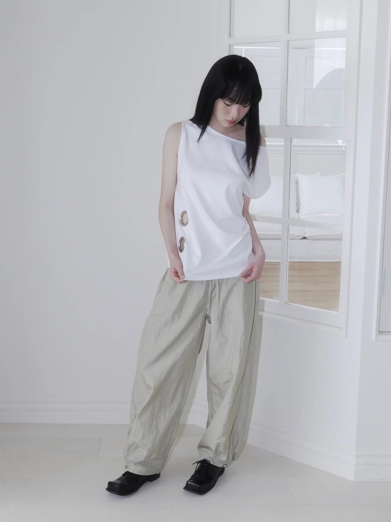 NYLON STUD PINTUCK PANTS (SAND BEIGE)