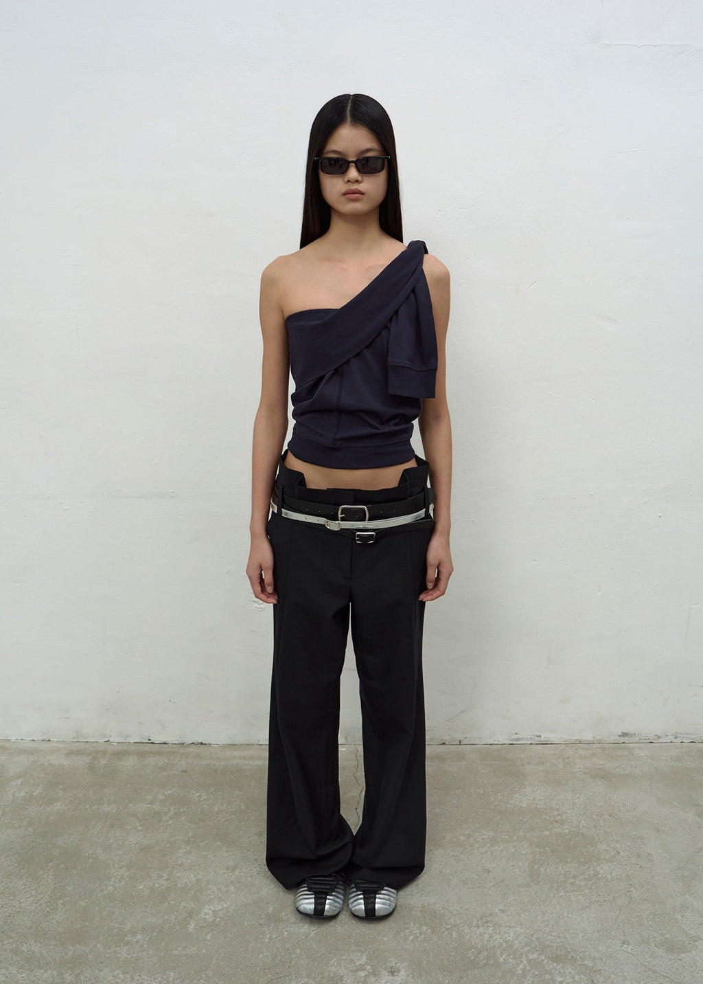 PLEATS DETAIL FLARED TROUSERS (BLACK)