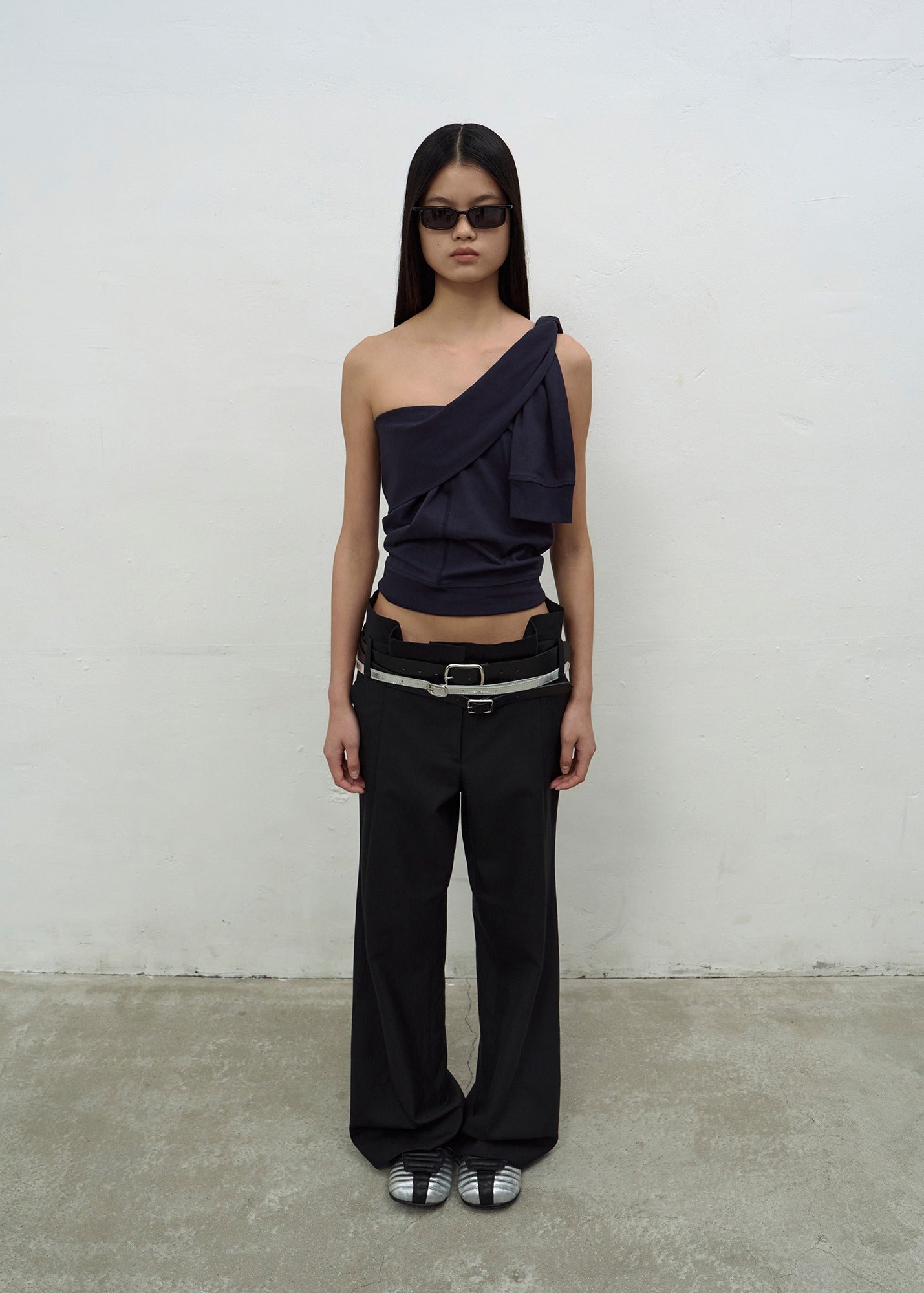 PLEATS DETAIL FLARED TROUSERS (BLACK)