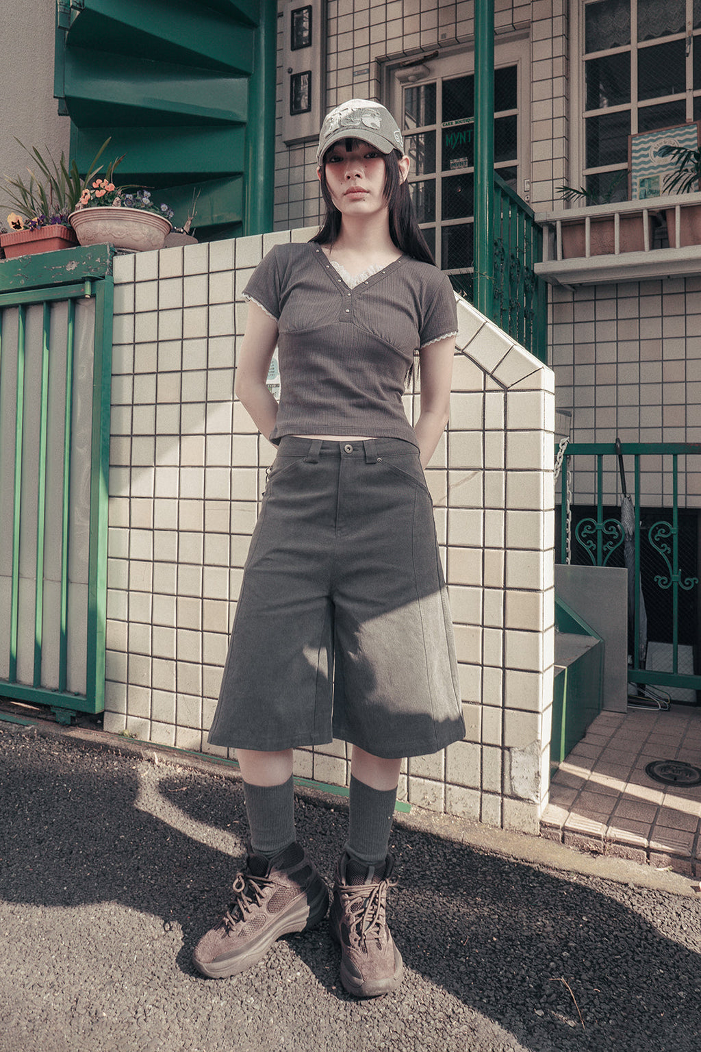 Angel wing bermuda pants (Charcoal)