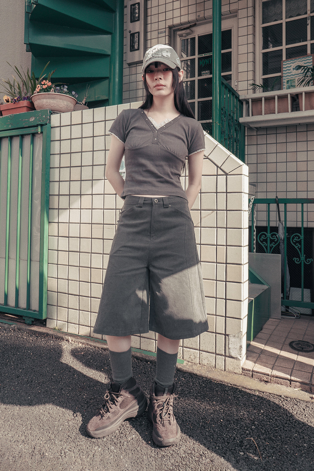 Angel wing bermuda pants (Charcoal)