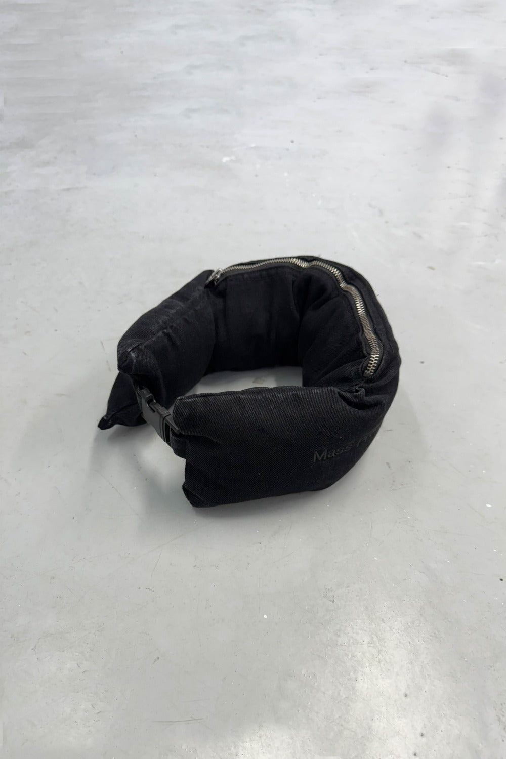 MPa HOODED NECK PILLOW (BLACK)