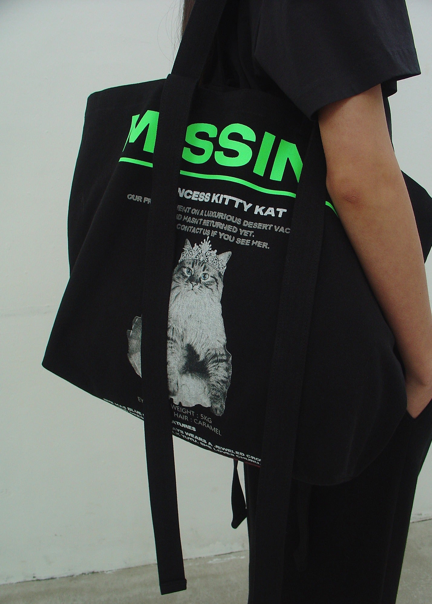 EXCLUSIVE KAT PRINT SHOULDER BAG (BLACK)