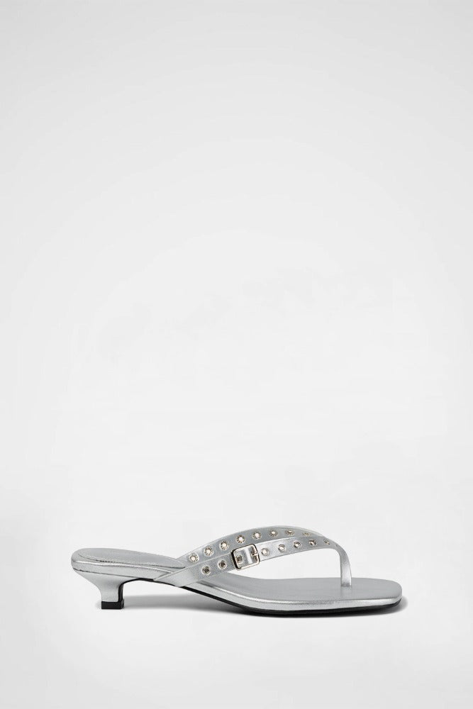 EYELET KITTEN FLIP-FLOP / SILVER