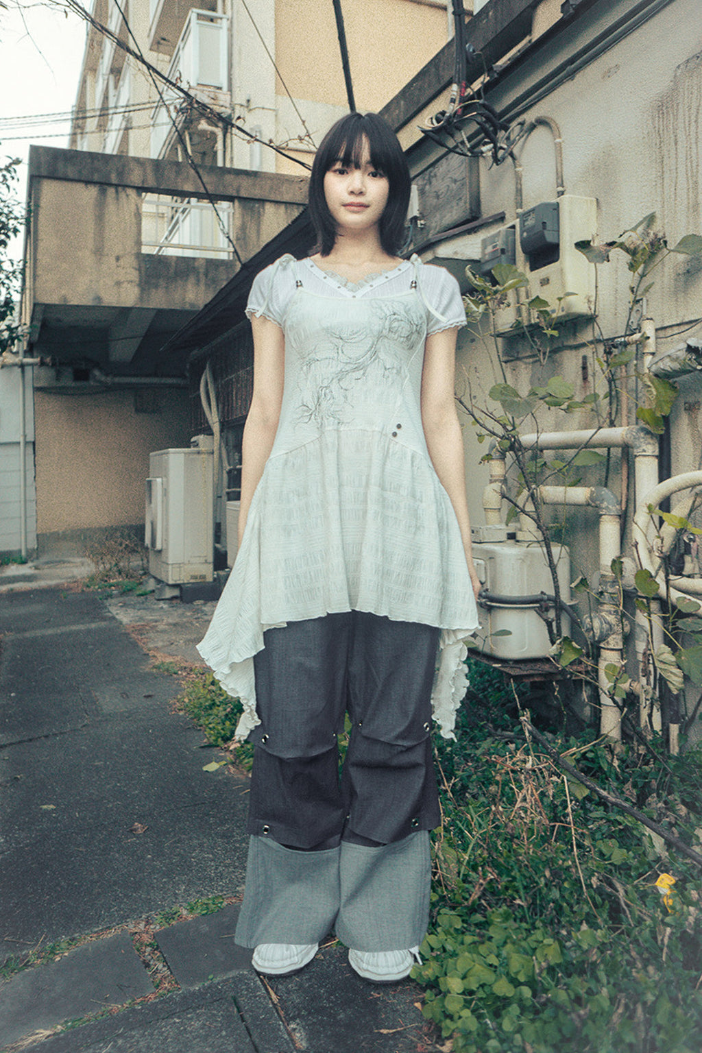 Flayered v-neck sleeveless (White)