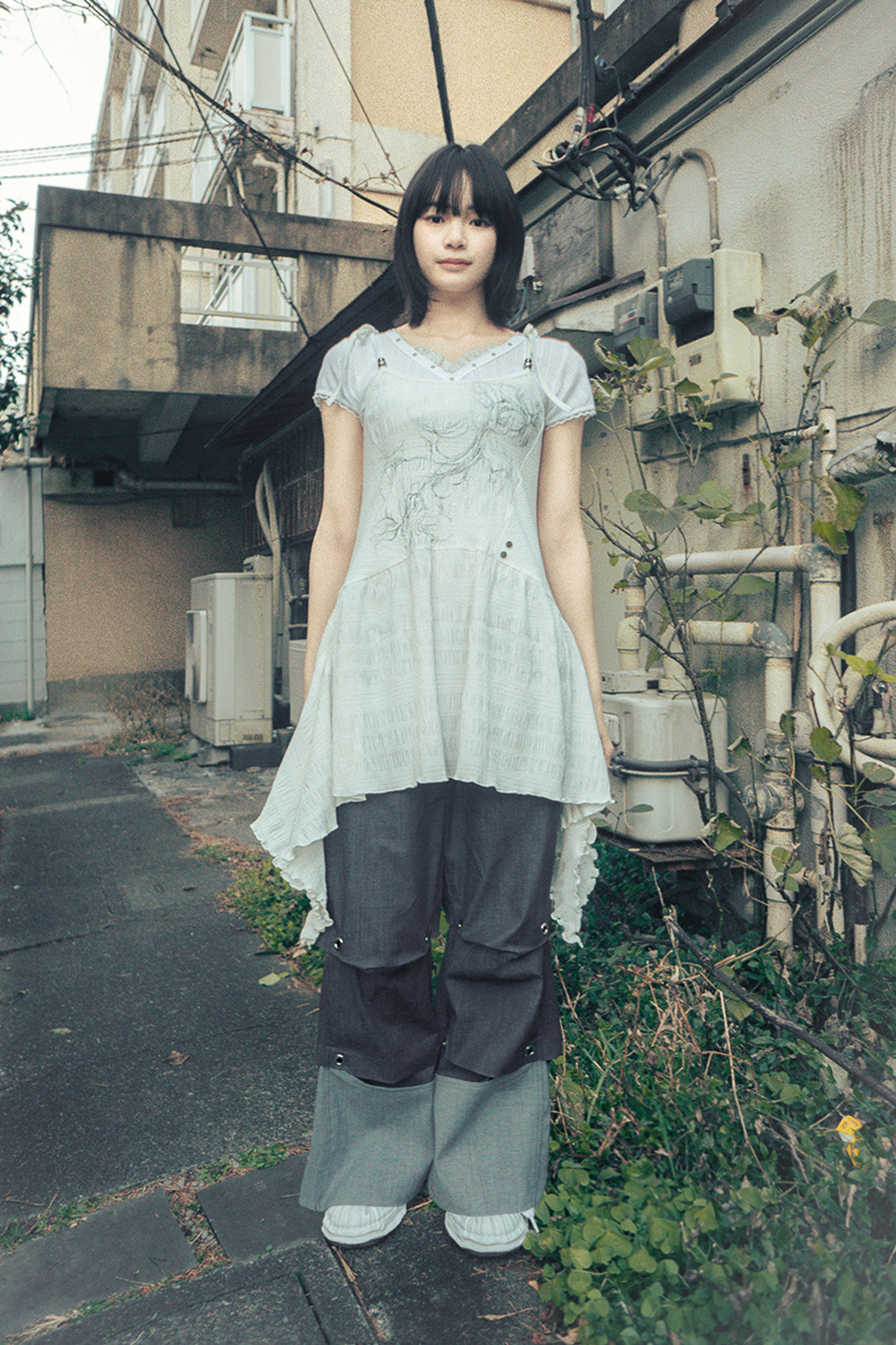 Flayered v-neck sleeveless (White)