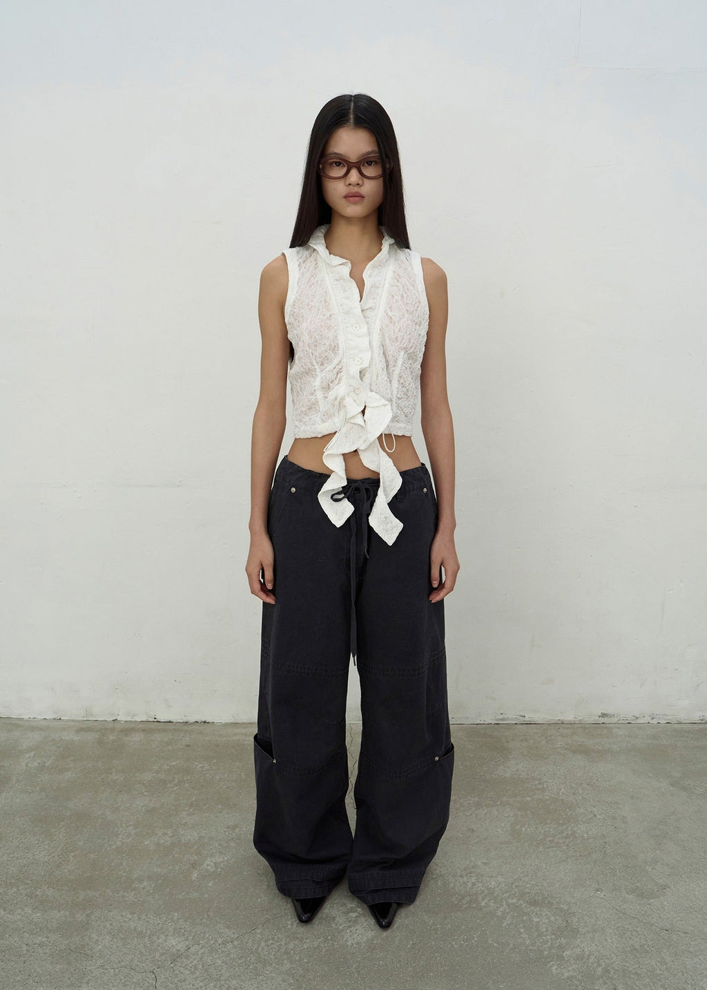 RUFFLED SLEEVELESS SHIRT (IVORY)