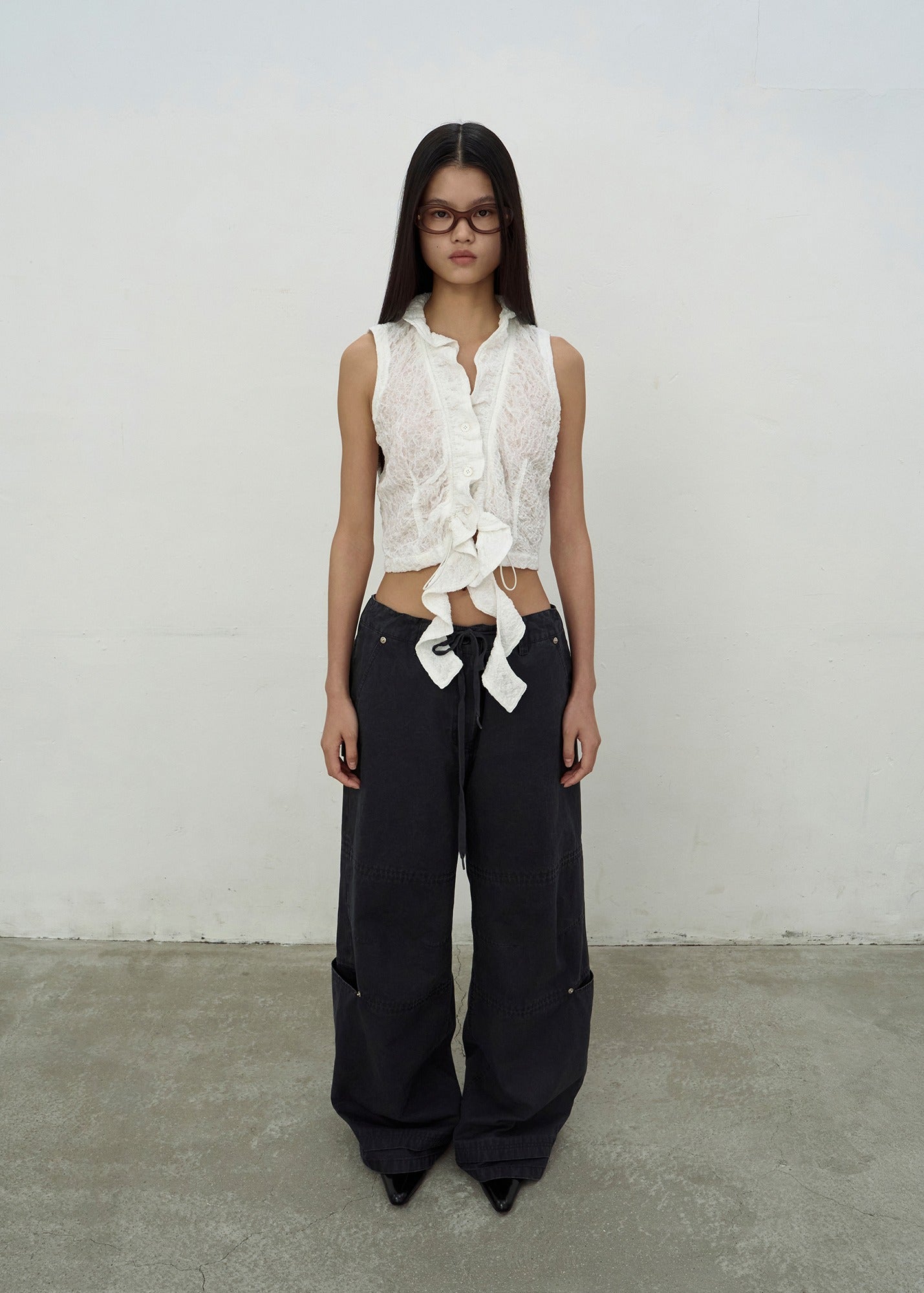 RUFFLED SLEEVELESS SHIRT (IVORY)