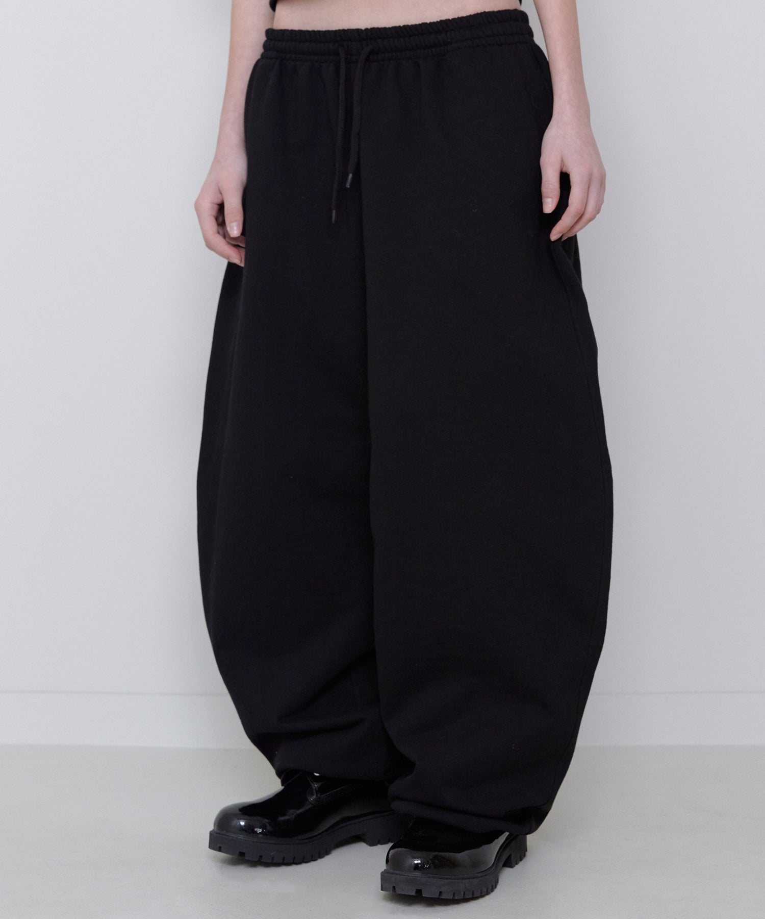 CUT OUT SWEAT PANTS BLACK