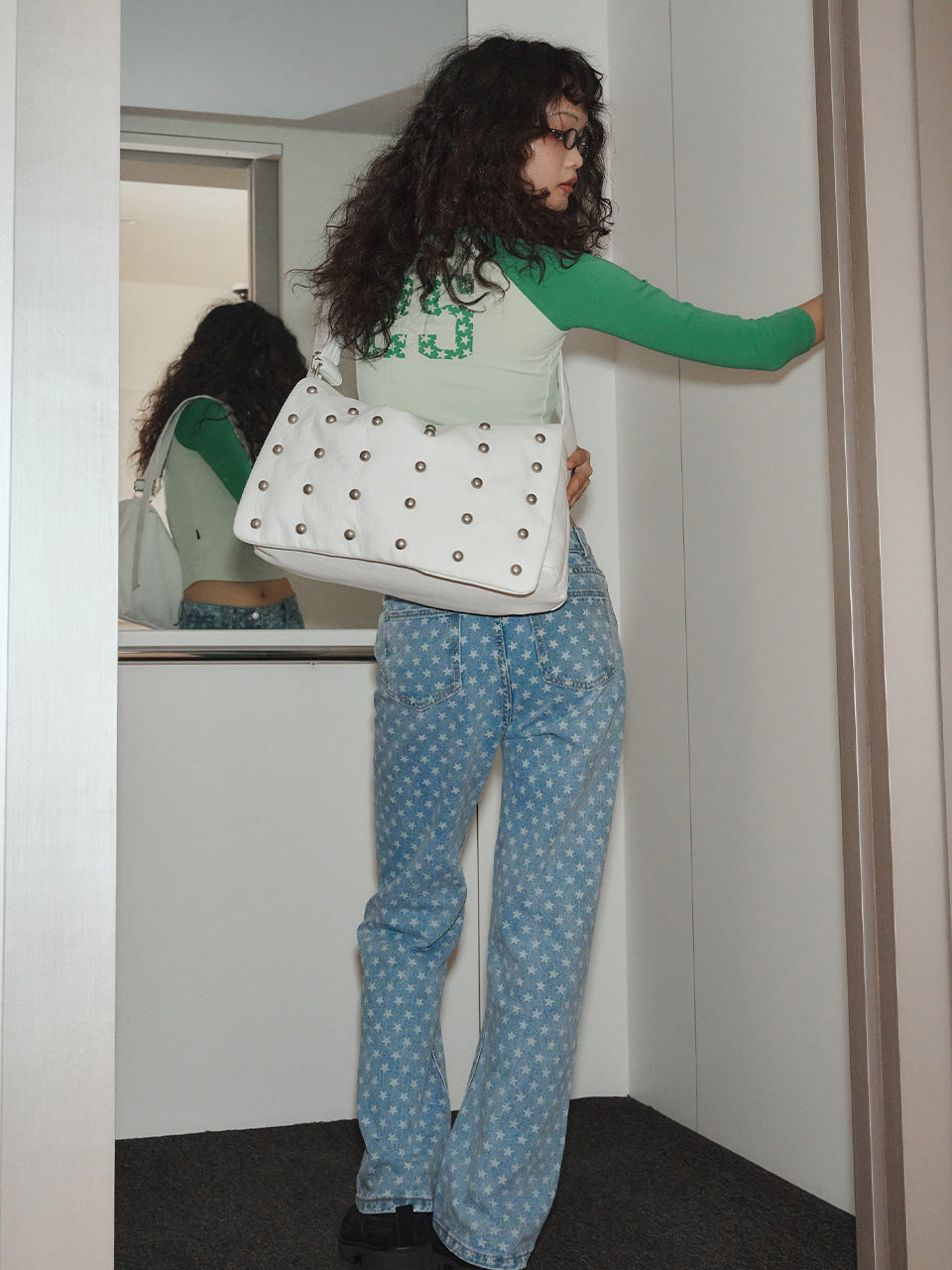 FREAKY STUD LEATHER MESSENGER BAG / WHITE / Black