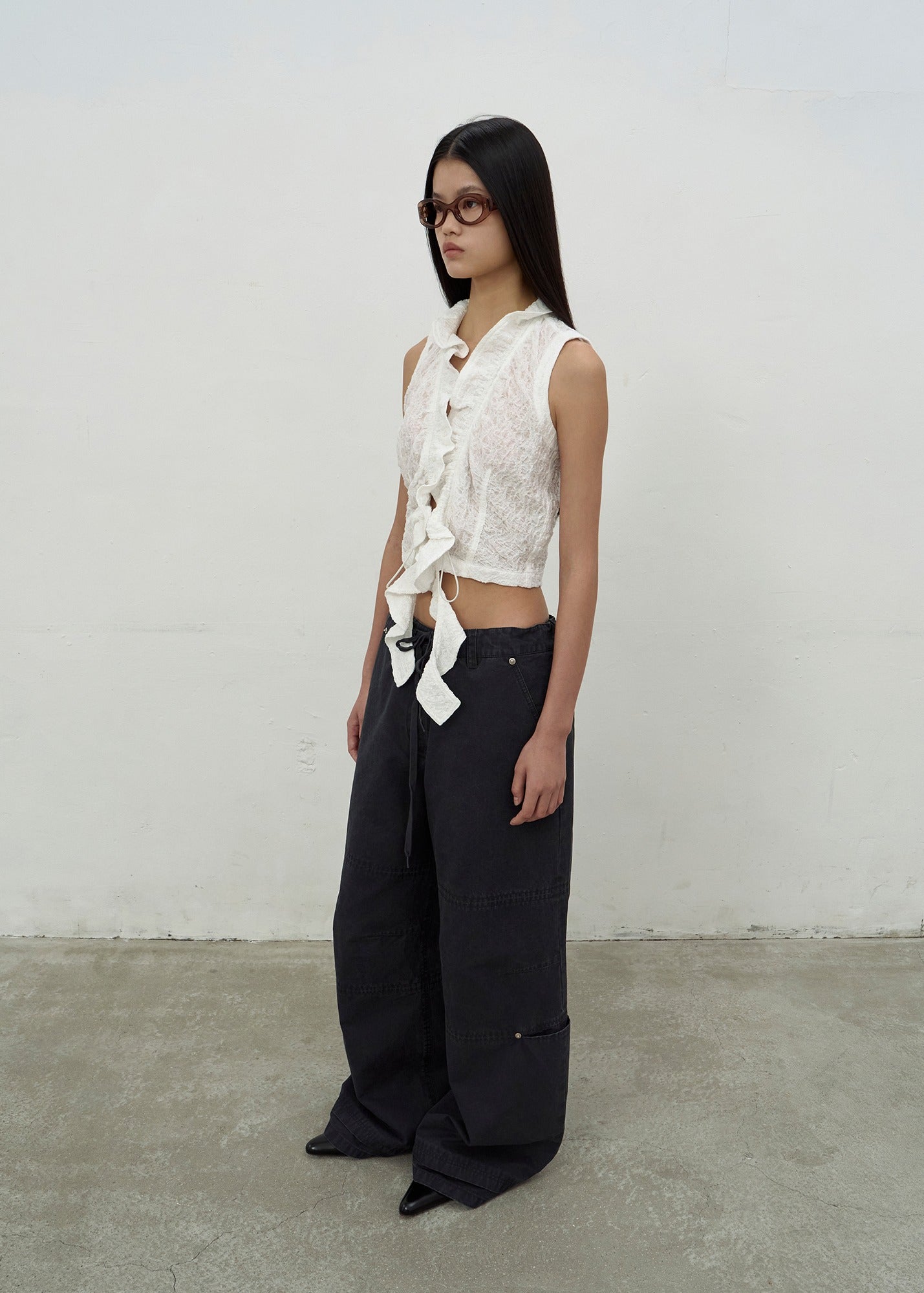 RUFFLED SLEEVELESS SHIRT (IVORY)